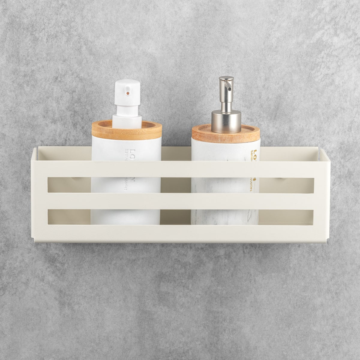 Étagère murale minimaliste en métal de couleur beige avec deux distributeurs de liquides, installée sur un mur gris